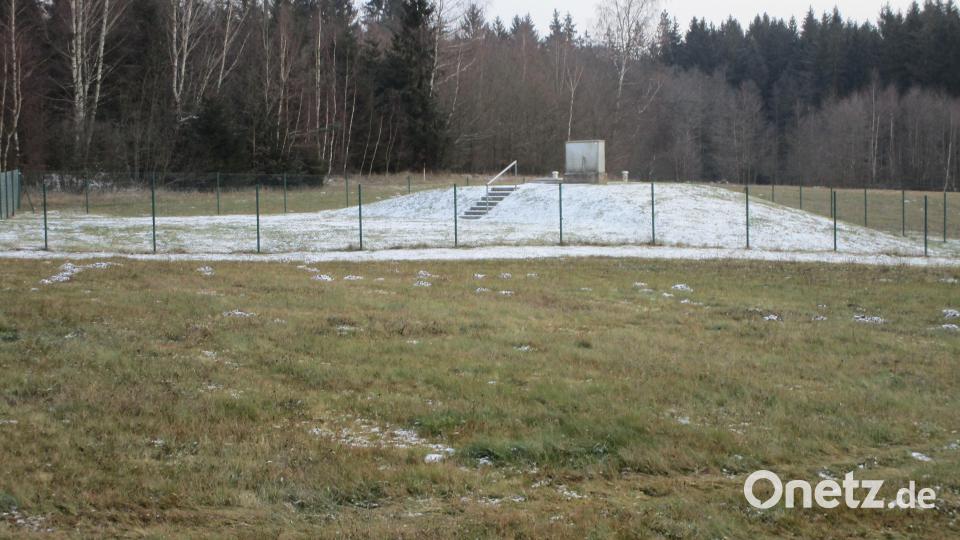 Von Wald umgebener Tiefbrunnen beim &quot;Bursweiher&quot;. Bild: Josef Glas