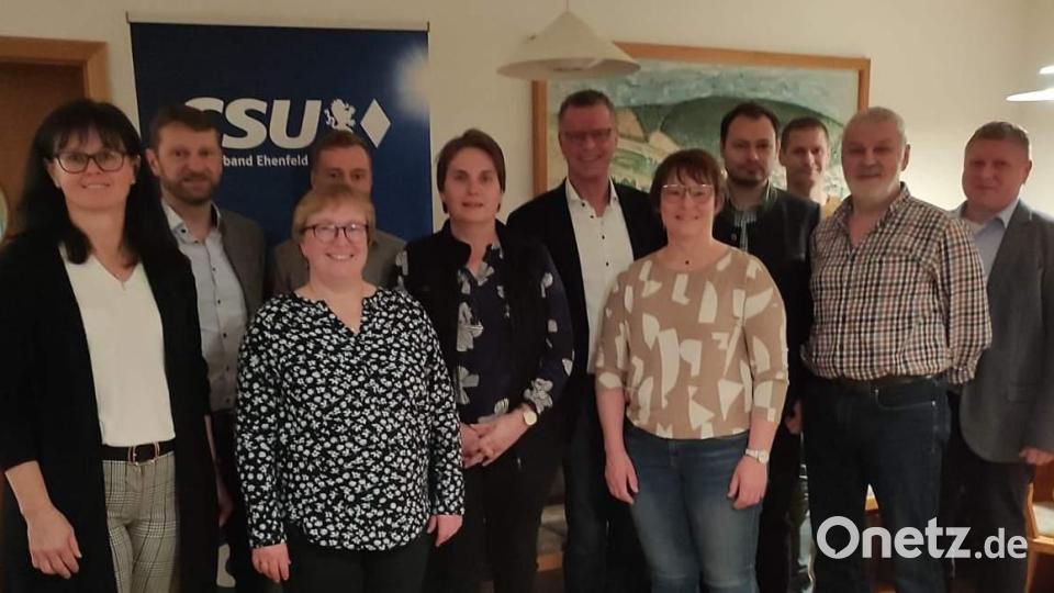 Einen neuen Vorstand wählt die Ehenfelder CSU (von links): Bezirkstagskandidatin Birgit Barth, Vorsitzender. Christian Gnan, stellvertretende Vorsitzende Christine Falk, Stadtrat Manuel Falk, Gertrud Kustner, Bürgermeister Hermann Falk, Brigitte Gnan, Stephan Schmalzl, Stefan Basler, Franz Birner und der stellvertretende Vorsitzende des. CSU-Ortsverbands Hirschau,Martin Merkl. Bild: u