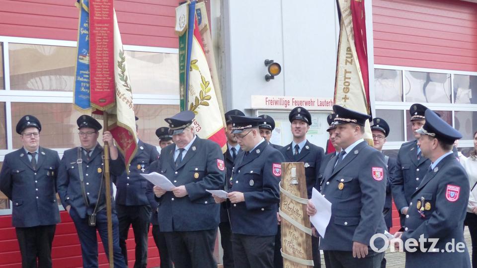Die Verantwortlichen der Feuerwehren Kastl und Pfaffenhofen tragen ihre Bitten vor und übergeben als Gastgeschenk ein Gedächtnisbrett (von links): Markus Blomenhofer, Tobias Maag, Stefan Kuhn und Tobias Lang. Bild: jp