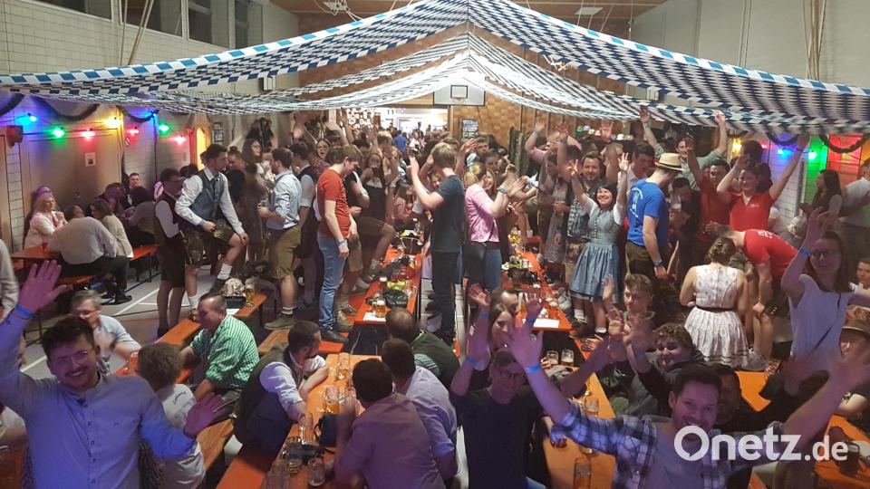 In einenHexenkessel verwandelt sich die Turnhalle beim 39. Starkbierfest der Feuerwehr Moosbach. Bild: gi