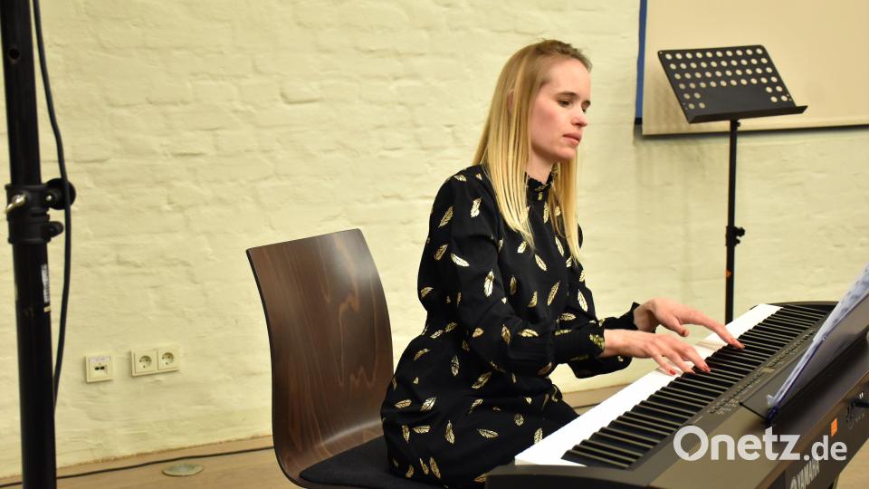 Die Gesangklassenleiterin Laura Demjan begleitete die Sängerinnen und Sänger am Piano. Bild: ubb