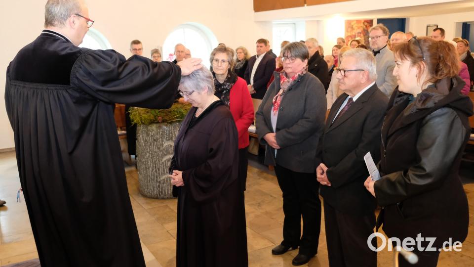 Am Sonntag wird Lydia Engelhardt in einem Festgottesdienst in der Eschenbacher Kreuzkirche als neue Pfarrerin der Pfarrstelle Eschenbach-Kirchenthumbach willkommen geheißen. Die Amtseinführung mit Segnung nahm Dekan Thomas Guba vor. Bild: do