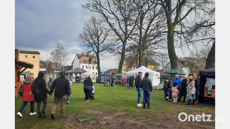Im angrenzenden Stadtpark boten zahlreiche Fieranten ihre Waren an – am späteren Nachmittag sogar noch begleitet von ein paar letzten Sonnenstrahlen. Bild: abu