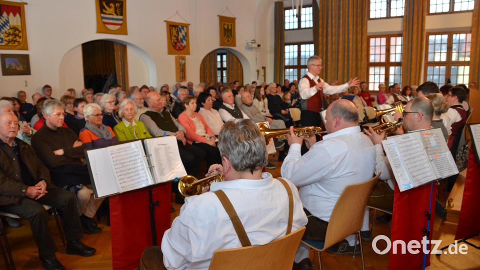 Bis auf den letzten Platz waren alle Stühle im Rathaussaal beim Frühlingskonzert der Vohenstraußer Blasmusik, unter Leitung von Johannes Gruber, besetzt. Bild: dob