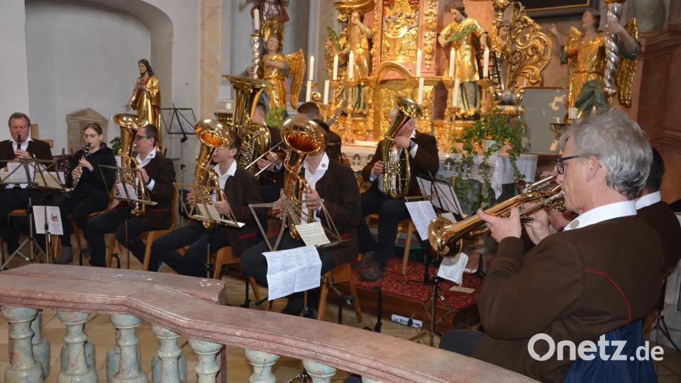 Die Blaskapelle Ernestgrün unter der Leitung von Eduard Frank spielte im Altarraum, rechts Leiter Eduard Frank. Bild: jr