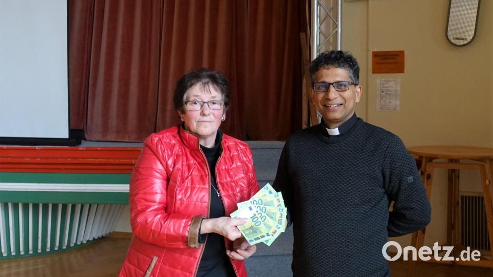 Mütterverein-Vorsitzende Anna Koller übergab eine Spende an Pfarrer Joseph. Bild: Frauen- und Mütterverein/exb