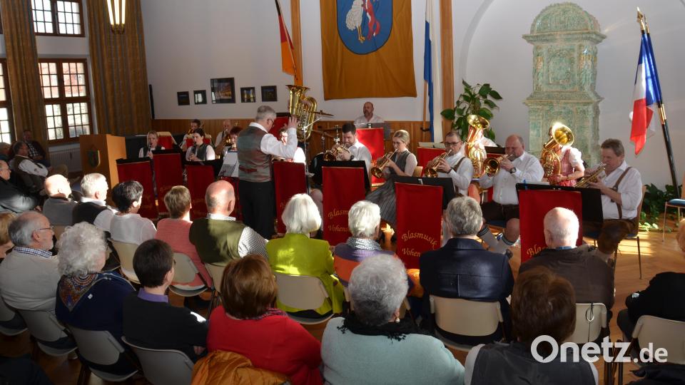 Beim Frühlingskonzert im Rathaus der Vohenstraußer Blasmusik blieb kein Platz frei. Kapellmeister Johannes Gruber formte während der Coronazeit wieder einen fulminanten Klangkörper, der beim Publikum bestens ankam. Bild: dob