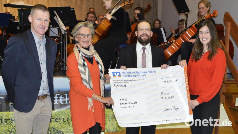 Förderverein-Vorsitzende Theodora Kupke (Zweite von links) und Zweite Vorsitzende Julia Thoma überreichten den 10.000-Euro-Scheck an Dirigent Jakob Johannes Schröder (Dritter von links) und Musikschulleiter Tobias Böhm. Bild: zch