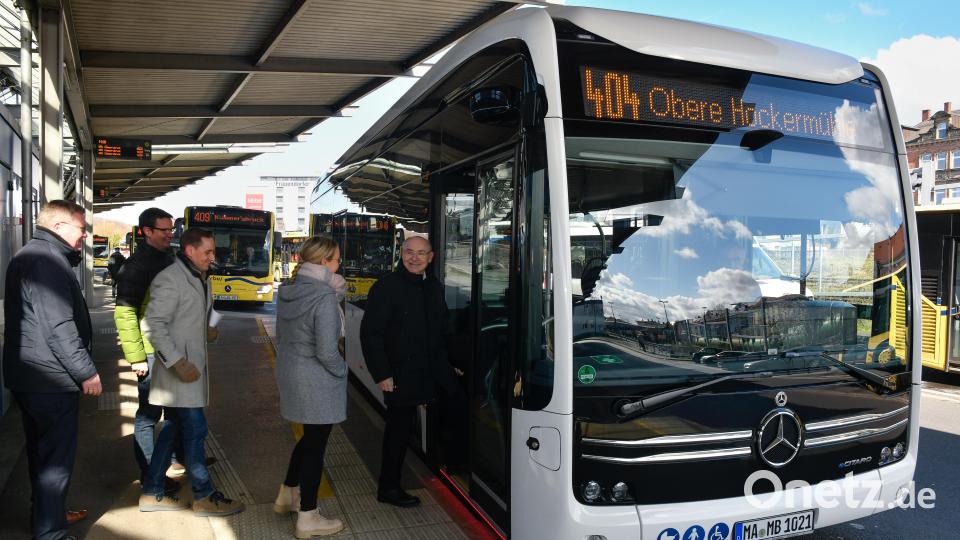 Einmal obere Hockermühle und zurück: Mit einem großen Elektrobus haben sich (von links) Oberbürgermeister Michael Cerny, Jörg und Stefan Bruckner, Christina Drick vom ZNAS und Peter Bruckner auf Testfahrt begeben. Bild: Petra Hartl