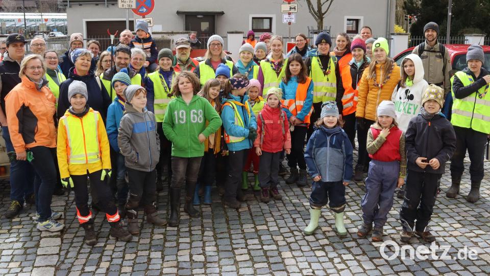 Das Bild beweist es: Ramadama ist ein generationenübergreifendes Gemeinschaftserlebnis. Bild: mfh