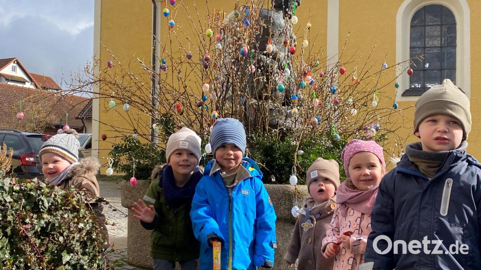 Die Irchenriether Kinder halfen bei der Gestaltung des Osterbrunnens. Bild: fz