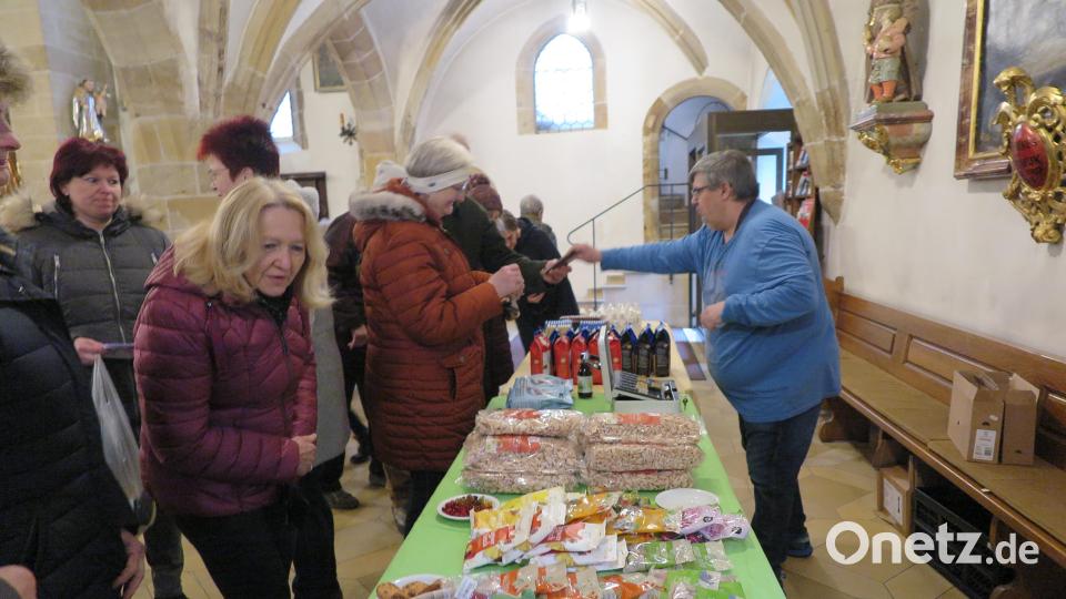 Zahlreiche Gottesdienstbesucher wollten mit dem Kauf von Transfair-Waren ein Zeichen der Solidarität mit den Ländern in der Dritten Welt setzen. Bild: jzk