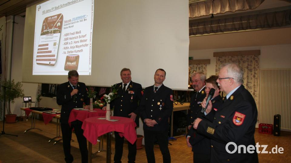 Die Feuerwehr-Talkrunde (von links): Moderator Stefan Reindl, ehemaliger Präsident des Landesfeuerwehrverbandes Bayern und KBR a. D. Hans Weber aus Cham, Stefan Kumeth (Vorsitzender der Patenwehr aus Holzhammer), Kreisbrandrat Fredi Weiß, Anja Meyerhofer (Kommandantin der Feuerwehr Holzhammer) sowie der Amberger Stadtbrandrat und Landesjugendfeuerwehrwart Heinrich Scharf. Bild: wfw