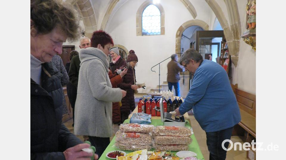 Zahlreiche Gottesdienstbesucher wollten mit dem Kauf von Transfair-Waren ein Zeichen der Solidarität mit den Ländern in der Dritten Welt setzen. Bild: jzk