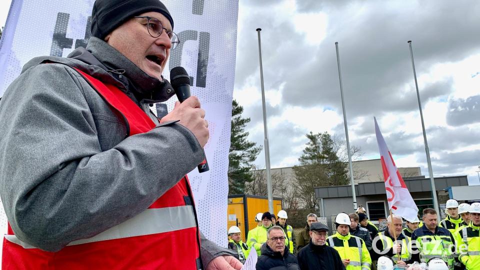 Der Betriebsratsvorsitzende Reiner Vater berichtete von den bisherigen Tarifverhandlungen. Bild: Gabi Schönberger