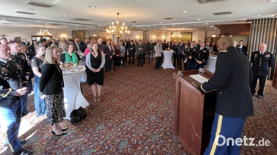 Brigadegeneral Joseph Hilbert (rechts) und Oberst Kevin Poole (am Rednerpult) konnten rund 150 Gäste zum Frühlingsempfang der US-Armee begrüßen. Bild: mor