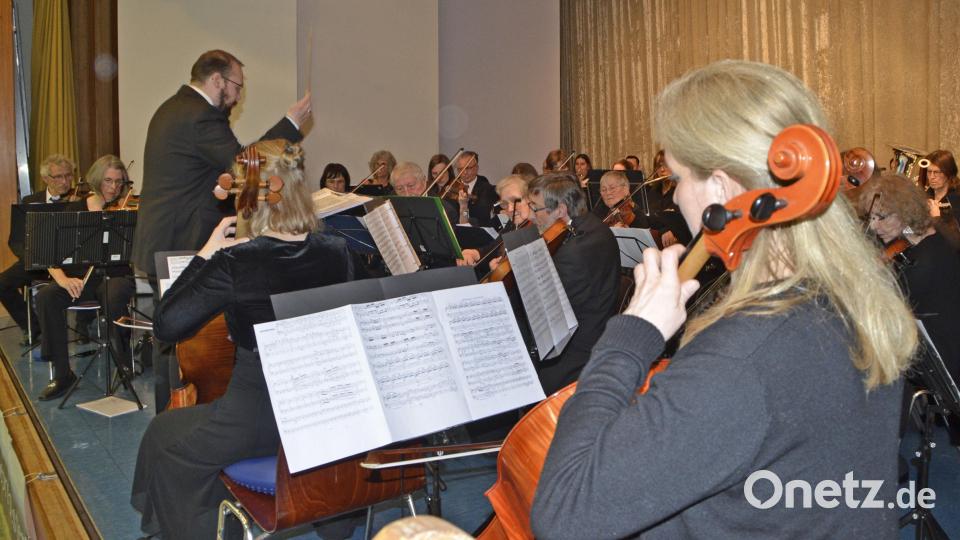 Konzentration und hervorragendes Zusammespiel von Dirigent Jakob Johannes Schröder und dem Orchester. Bild: zch