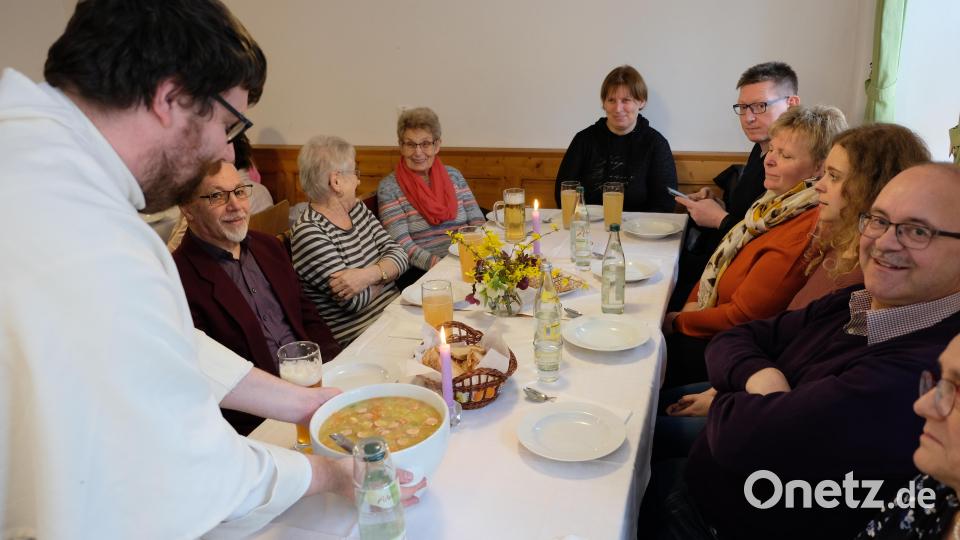 Bei dem Servicepersonal schmeckt die Fastensuppe besonders lecker. Bild: do