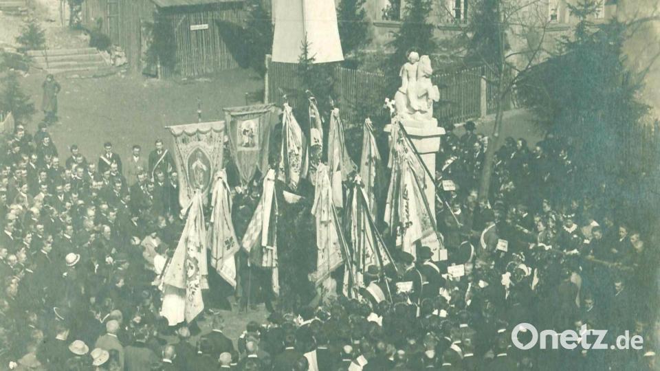 Kastler Vereine bei der Einweihung des Kriegerdenkmals im April 1923. Archivbild: Gemeinde Kastl bei Kemnath/exb
