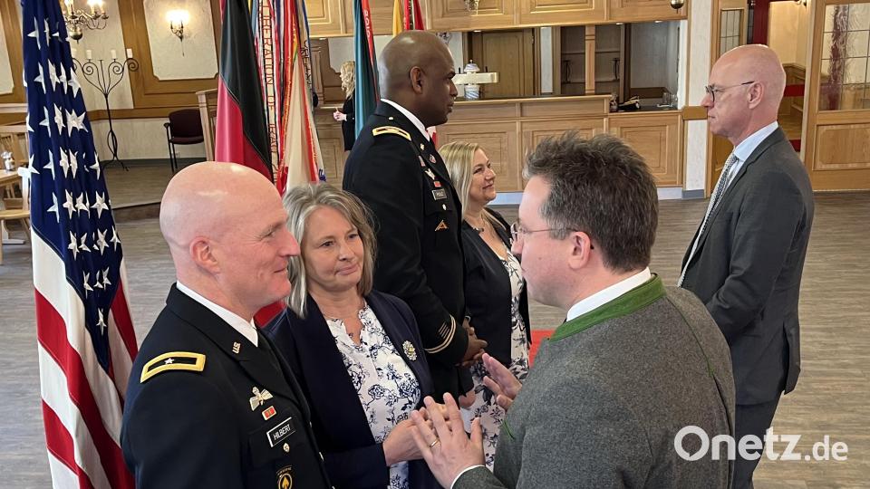 Regierungspräsident Walter Jonas (von rechts) und Ministerialrat Dr. Johannes Urban bei der Begrüßung durch Brigadegeneral Hilbert, (von links) seine Frau Elisabeth, Oberst Poole und seine Frau Patricia. Bild: mor