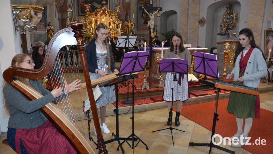 Das Volksmusikensemble der Kreismusikschule Tirschenreuth unter der Regie von Regina Frank (links). Bild: jr
