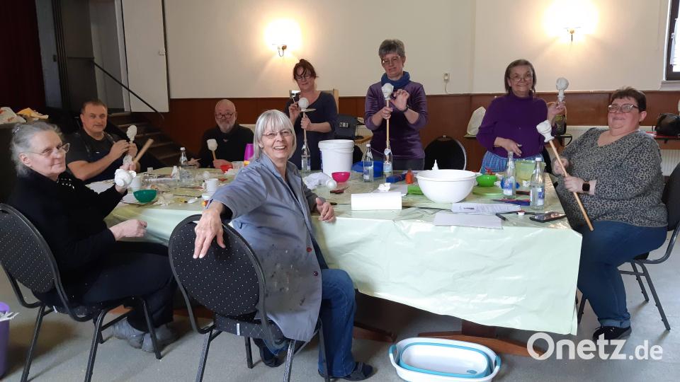 Unter fachkundiger Anleitung beschäftigten sich die Teilnehmer des Workshops "Handpuppen bauen" des Theaterverein Dorfbühne Waidhaus mit Tipps und Tricks für selbstgebaute Charakterdarsteller. Bild: Josef Kleber/exb