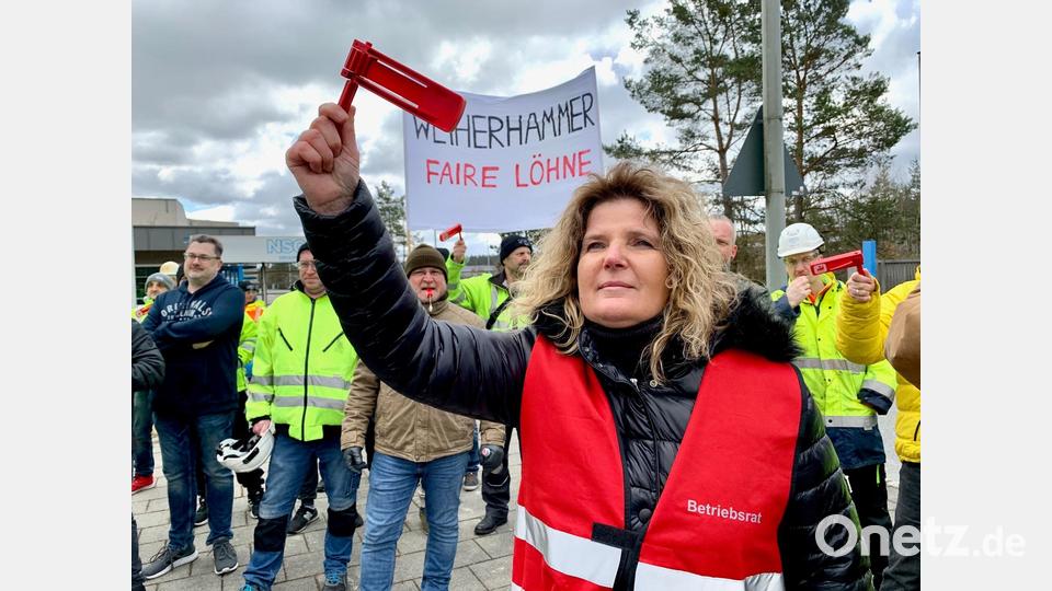 Mit viel Lärm machten die Mitarbeiter auf ihre Sorgen und Nöte aufmerksam. Bild: Gabi Schönberger