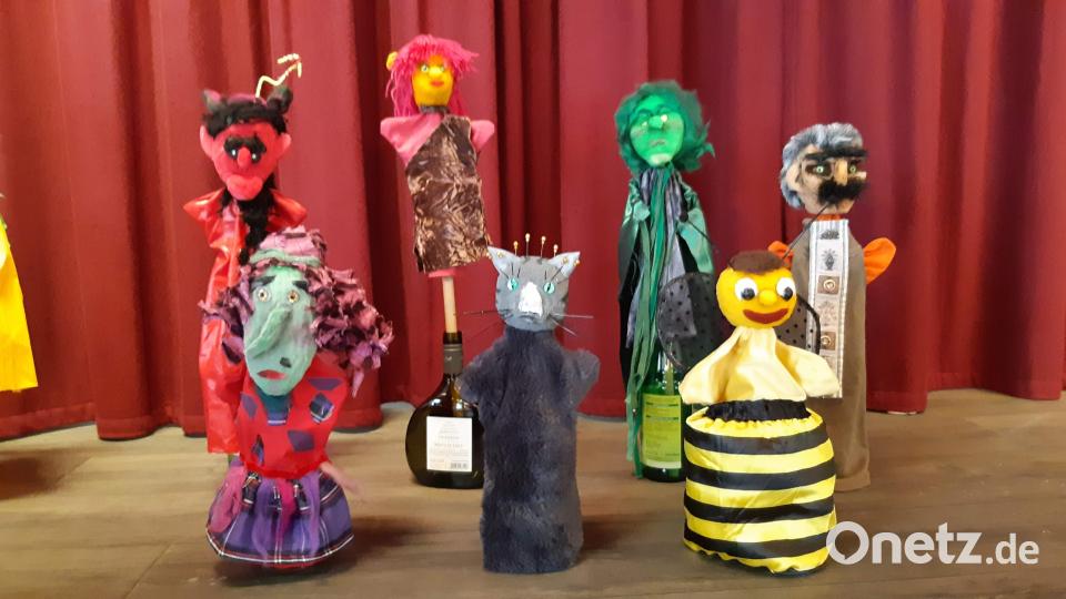 Ausdrucksstarke Puppen mit phantasievoller Kleidung entstanden beim Workshop "Handpuppen bauen" des Theatervereins Dorfbühne Waidhaus. Bild: Josef Kleber/exb