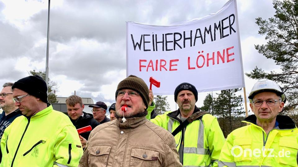 "Weiherhammer – Faire Löhne" steht auf einem Banner. Die Mitarbeiter der Pilkington fordern eine gerechtere Entlohnung. Bild: Gabi Schönberger