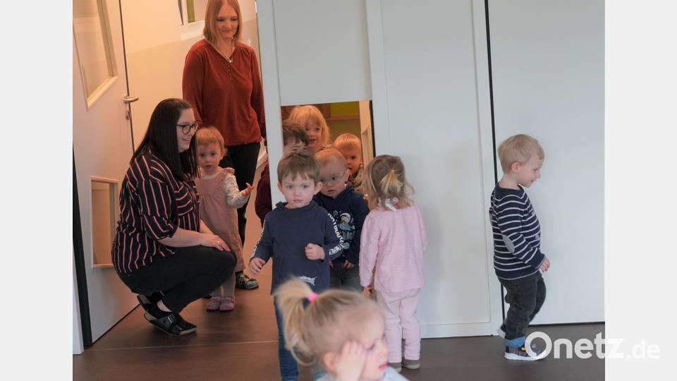 Durch eine kleine Tür marschieren die „Frösche“ in ihren neuen Krippenraum. Bild: fvo