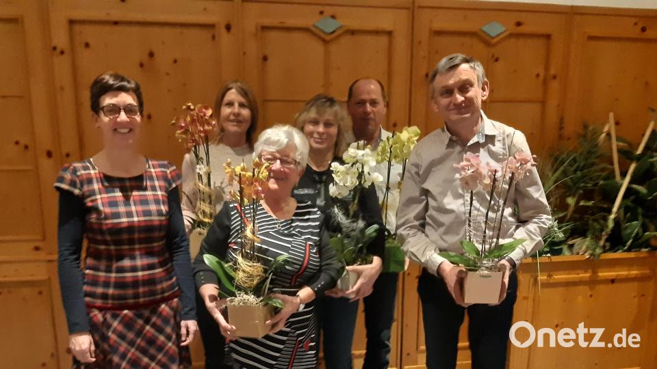 Verdiente Vorstandsmitglieder werden ausgezeichnet (von links): Vorsitzende Michaela Basler, Ehrenmitglied Angela Freller, Ehrenmitglied Eva-Maria Fuchs, Petra Obermeier, Hubert Lenk und Josef Walter. Bild: bas