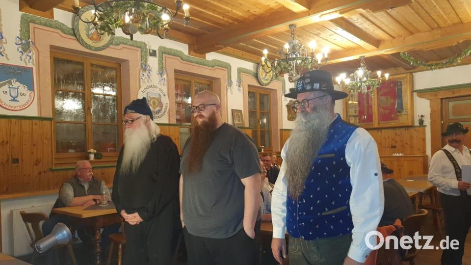 Die drei Sieger der Kategorie Vollbart lang (von links): Udo Bläß, Julian Schuppe und Willi Preuß. Bild: Ostbayerischer Bartclub/exb