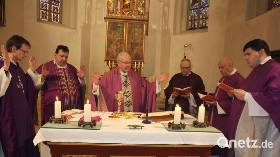 Die Zelebranten am Altar: (von links) Pfarrer Michael Götz, Pfarrer Stefan Haimerl, Bischof Rudolf Voderholzer, Stadtpfarrer Georg Flierl, Pfarrer Bozo Lubicic und Kaplan Ramon Rodriguez. Bild: kro