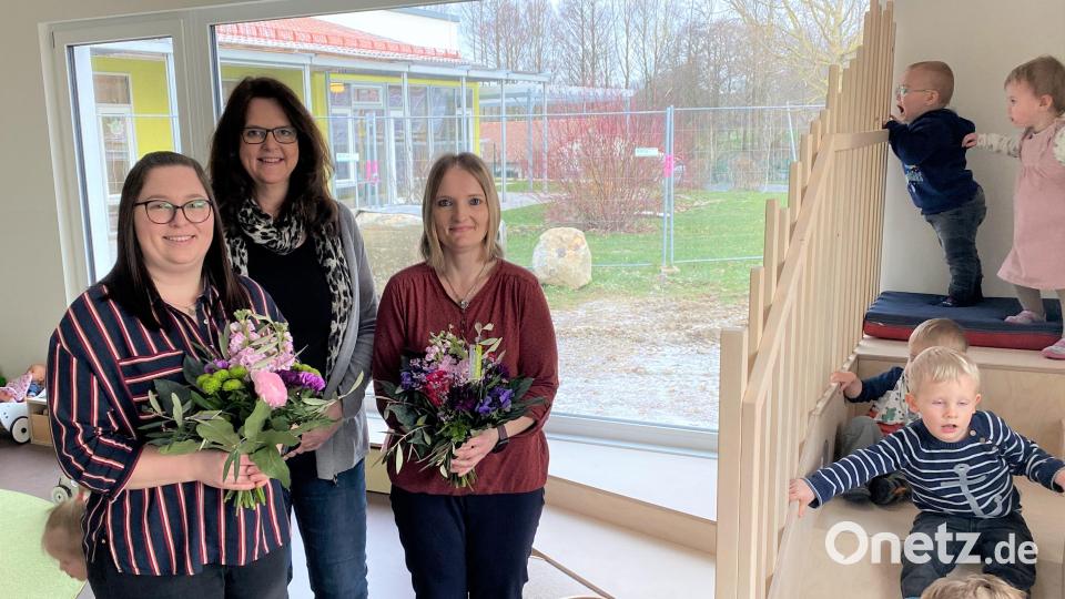 Kita-Leiterin Sonja Kick gratuliert Vanessa Bäumler (links) und Nicole Adler (rechts) bei dieser Gelegenheit zur bestandenen Ausbildung als Krippenpädagoginnen. Bild: fvo