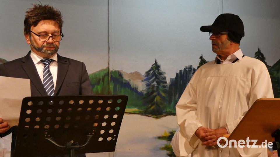 Thomas Lindner und Wolfgang Bäumler als Bürgermeister Ernst lenk und als Pfarrer Thomas Stohldreier. Bild: Gerhard Loreth/exbr