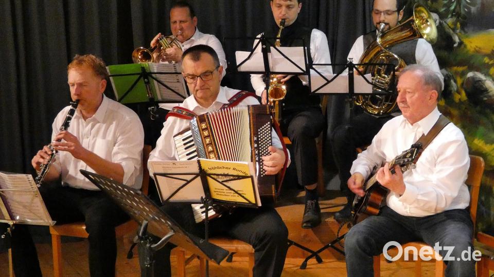 Die Tanzlmusi (von links) Jürgen Schmucker, Christian Hutzler, Wolfgang Ziegler, Thomas Ziegler, Michael Ziegler und Roman Karl. Bild: Gerhard Loreth/exb