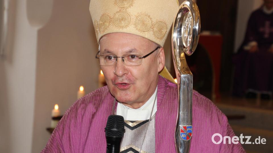 Bischof Rudolf Voderholzer hielt seine Predigt inmitten der Gläubigen und ohne Manuskript. Bild: kro