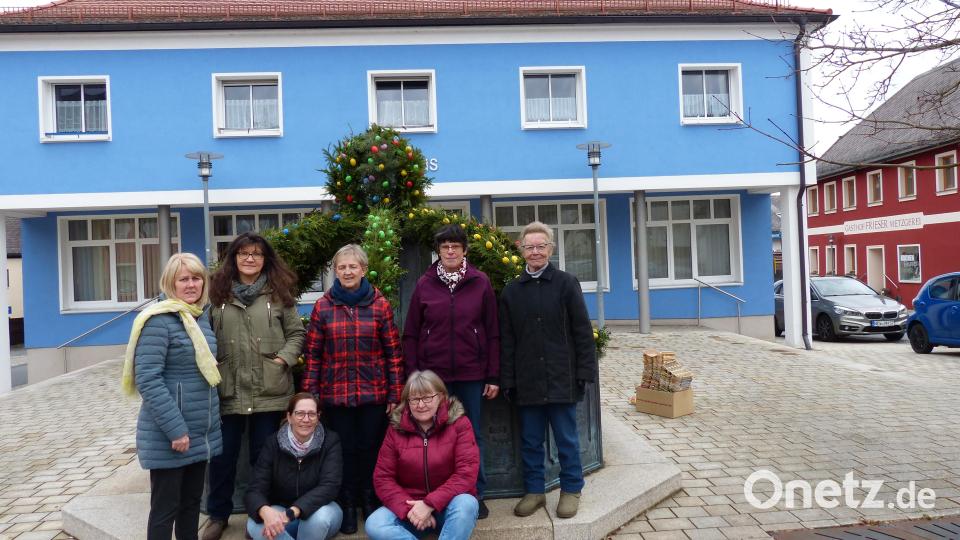 Die fleißigen Frauen stellten sich nach getaner Arbeit zum Gruppenfoto vor ihrem Werk auf Bild: hme