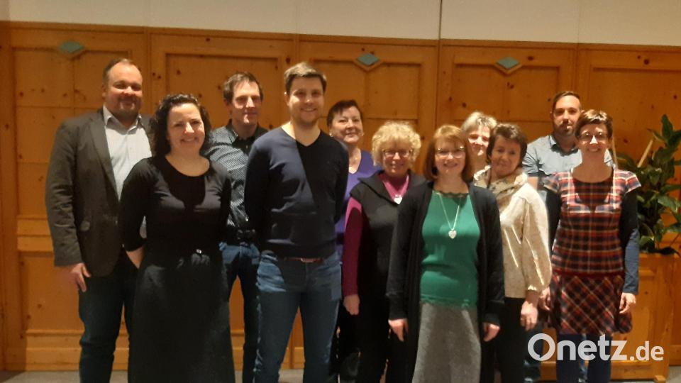 Der Obst- und Gartenbauverein Freudenberg/Wutschdorf wählt einen neue Vorstand (von links): Dritter Bürgermeister Christian Drexler, Christina Neiß, Markus Strobl, Tobias Kraus, Elisabeth Kurth, Renate Piehler, Evi Kraus, Manuela Birner, Marinice Knorr, Michael Dietrich und Vorsitzende Michaela Basler. Bild: bas