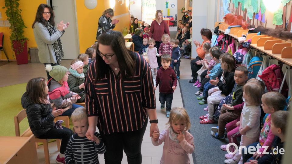 Die Mädchen und Buben der Kita stehen Spalier und begleiten den Umzug der Frösche freudig mit Gesang. Bild: fvo