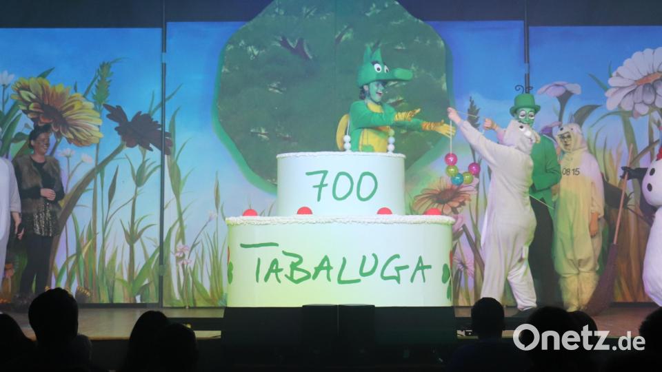 Tabaluga bekommt Geschenke: Viele Freunde feiern mit dem 700Jahre jungen Drachen Tabaluga seinen Geburtstag. Als Geschenke überreichen sie wertvolle Ketten der Freundschaft. Bild: myd