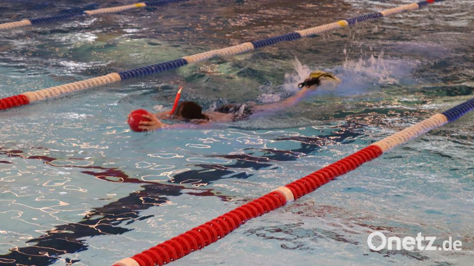 Beim Rettungsschwimmerwettbewerb der Jugend des Bezirks Niederbayern-Oberpfalz im KA 2 Aktivbad in Kümmersbruck zeigte der Wasserwacht-Nachwuchs sein ganzes Können. Bild: mrr