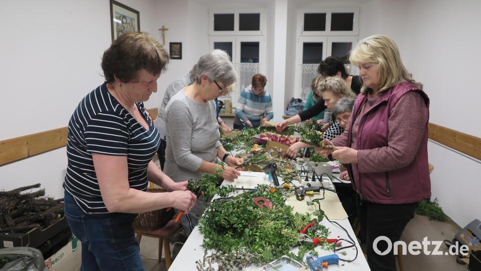 Viele kreative Ideen haben die fleißigen Frauenbund-Mitglieder beim Basteln für die traditionelle Verkaufsaktion am Palmsonntag. Bild: jzk