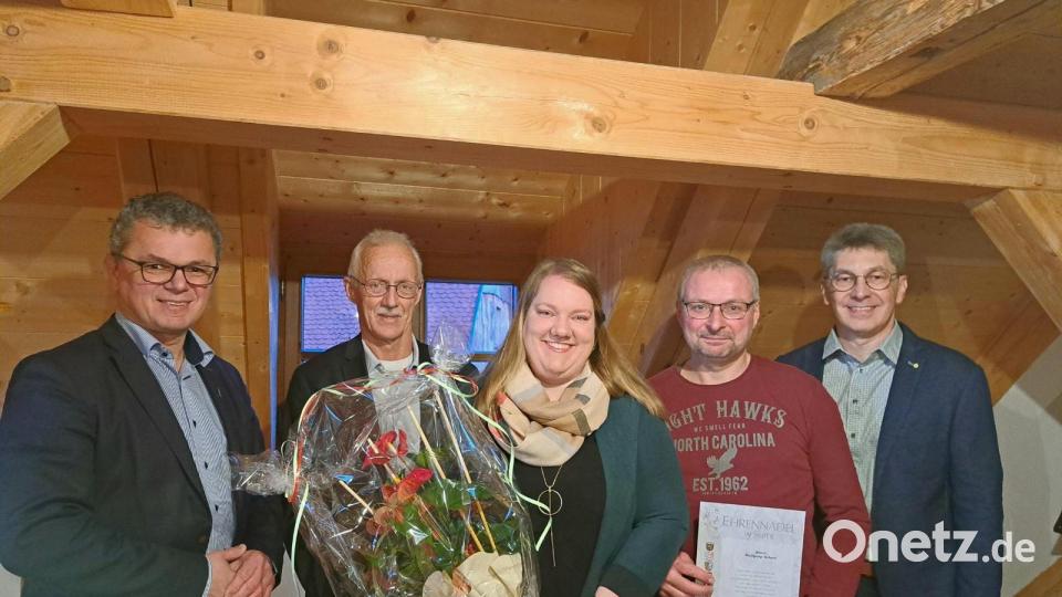 1. Vorsitzender Markus Kurz (rechts) bedankt sich bei Wolfgang Schart (2. von rechts) für 25 Jahre Treue zum Verein und begrüßt Annika Fink (Mitte) als neues Mitglied beim GOV. 1. Bürgermeister Martin Birner (links) und stellvertretender Kreisverbandsvorsitzender Audi Lurbiecki gratulieren. Bild: T. Kurz/exb