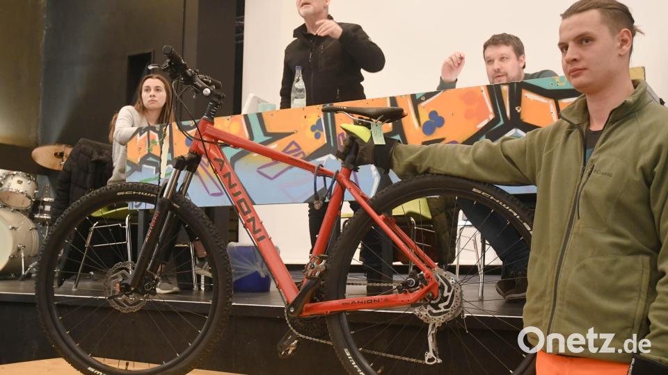 Wer bietet mehr? 82 Fundräder kommen im JUZ unter den Hammer. Bild: Gabi Schönberger