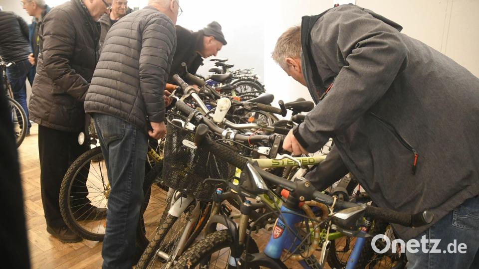 Bevor die eigentliche Versteigerung beginnt, werden die Fundräder begutachtet. Bild: Gabi Schönberger
