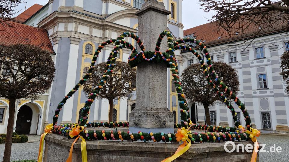 Der Osterbrunnen vor der Basilika Waldsassen. Bild: hmr