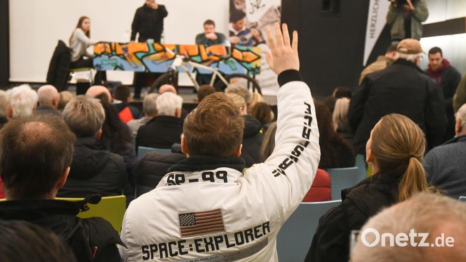 Die Gebote reichen von zwei bis 380 Euro für ein Fahrrad. Bild: Gabi Schönberger