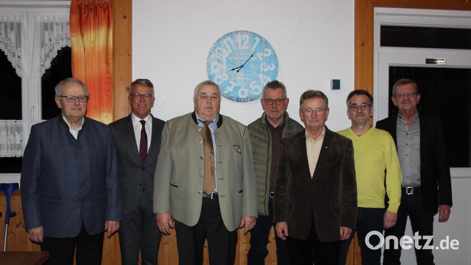 Optimistisch und mit vielen Zukunftsplänen sieht die Vorstandsriege in die Zukunft. Im Bild: (von links) Alfred Haubner, Bürgermeister Franz Stahl, Vorsitzender Rudi Schmidt, Gerhard Härtl, Franz Maischl, Stefan Werner, Vorsitzender der Sängergruppe Wiesau, und Dritter Bürgermeister Norbert Schuller. Bild: heb