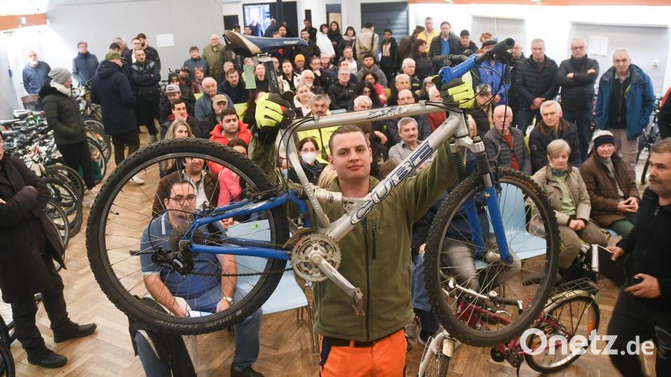 Der Saal im Jugendzentrum Weiden ist gut gefüllt. Viele wollen ein Schnäppchen bei der Fahrradversteigerung ergattern. Bild: Gabi Schönberger